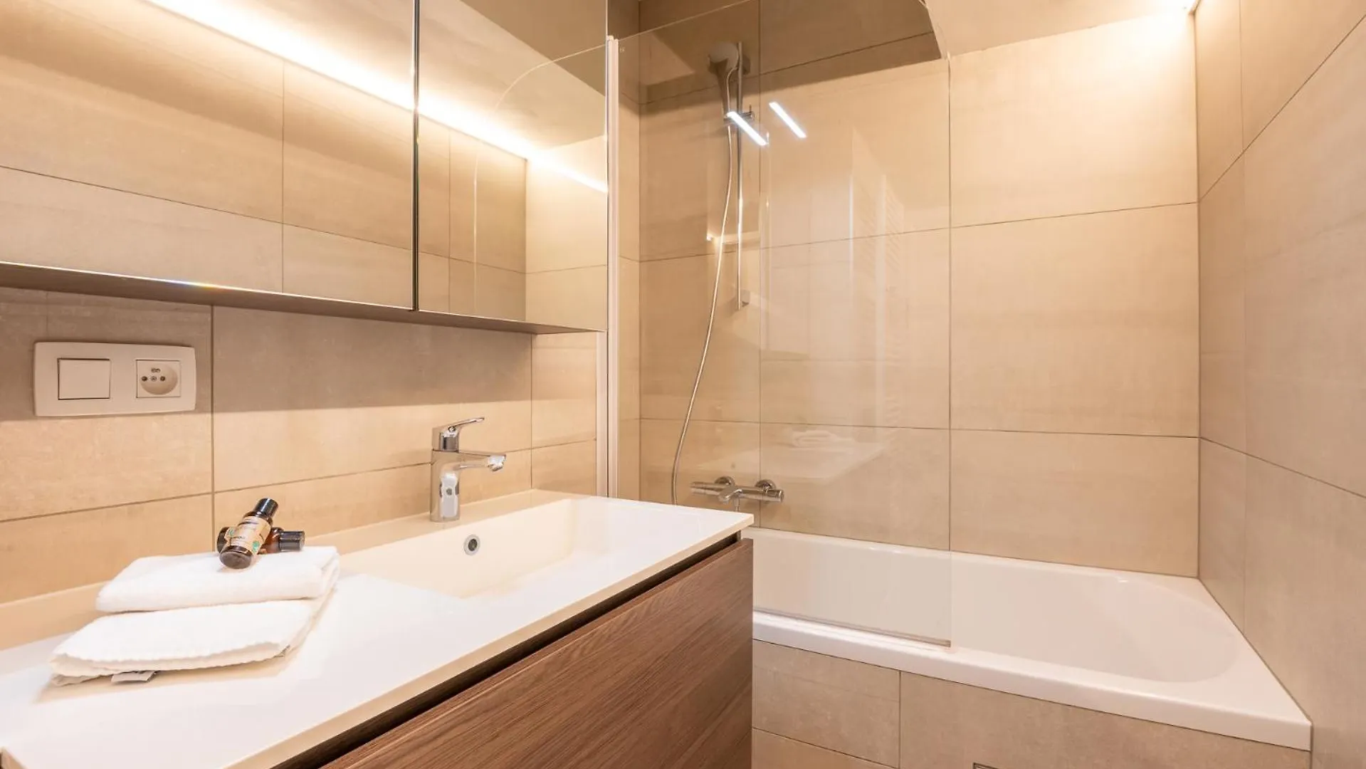 Nice And Bright Apartment With Parking For 8 Ostend