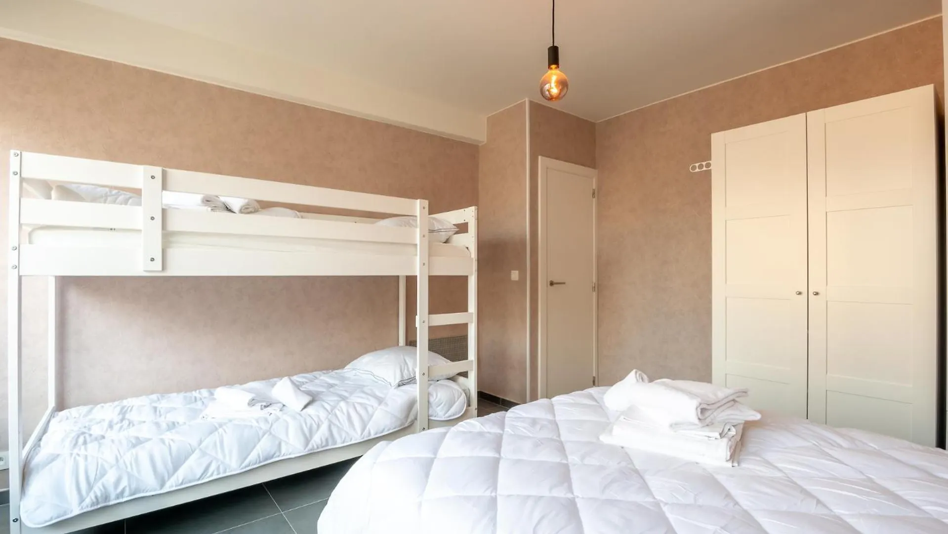 Nice And Bright Apartment With Parking For 8 Ostend